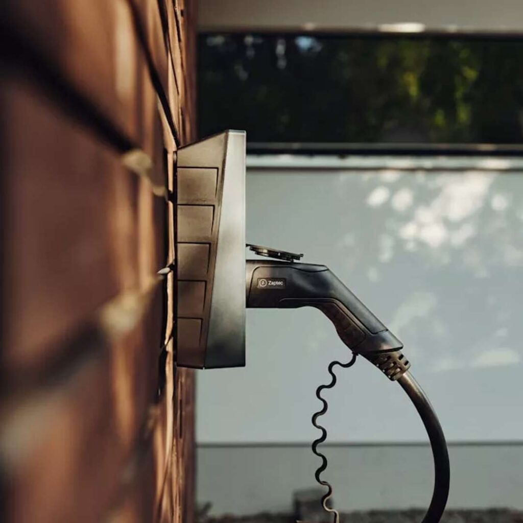 Laddbox till bil installerad på husfasad